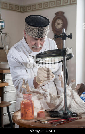 Sculpteur Senior en coloriant un Jésus Christ statue lors d'un atelier, Bavière, Allemagne Banque D'Images