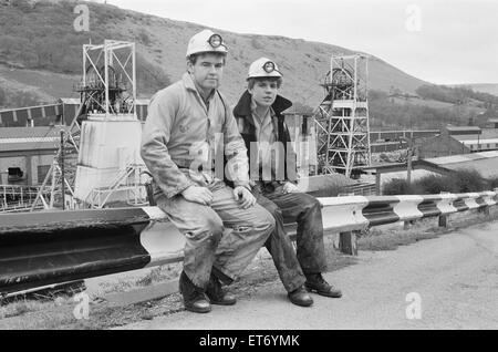 Les mineurs de charbon Phillip Jenkins (à gauche) et Chris Lee vu ici à l'Taff Merthyr Colliery, Galles du Sud. 23 Mars 1983 Banque D'Images