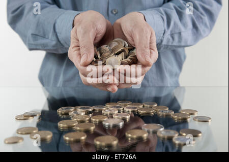 Homme d'affaires avec une poignée de pièces de monnaie, Bavière, Allemagne Banque D'Images