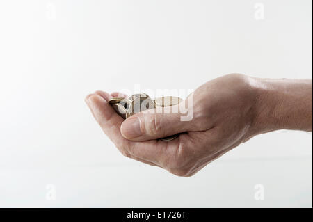 Main d'homme d'affaires avec une poignée de pièces de monnaie, Bavière, Allemagne Banque D'Images