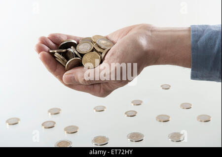 Main d'homme d'affaires avec une poignée de pièces de monnaie, Bavière, Allemagne Banque D'Images