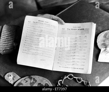 Objets du mouvement des suffragettes sont assemblées à Brunswick Square, où un musée a été commencé pour perpétuer la mémoire des combattants pour le suffrage des femmes. Sur la photo, le Derby d'Epsom race carte. Le 24 mars 1939. Banque D'Images