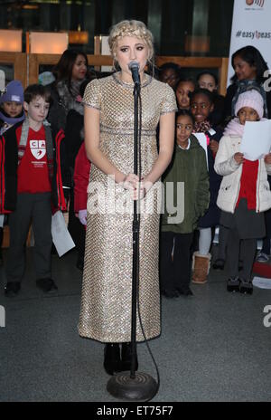 Pixie Lott joue avec les enfants de l'école primaire de Copenhague dans l'aide de Penny pour Londres à St Pancras International comprend : Pixie Lott Où : London, Royaume-Uni Quand : 16 Déc 2014 Crédit : Phil Lewis/WENN.com Banque D'Images