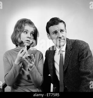 Stars du mariage des lignes, BBC TV série comique qui prend une lumière hearted regarder les jeunes mariés. Prunella Scales que Kate Starling & Richard Briers comme George Starling. 25 septembre 1964. Banque D'Images