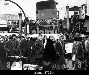 Ferry bondé bateaux exploités plus rapidement que d'habitude de navette de Birkenhead, Merseyside, à faire face à l'augmentation du trafic. Circa 1960. Banque D'Images