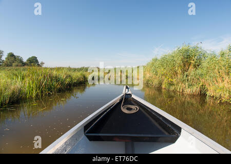 Bateau à rames dans les fossés dans l'agriculture landscape Banque D'Images