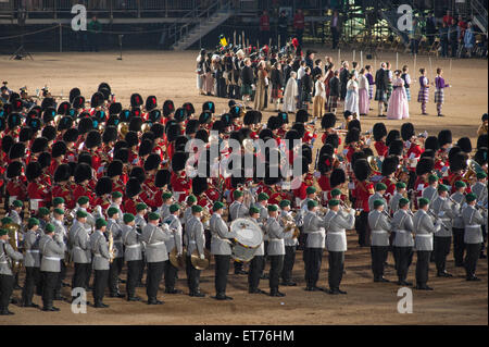 Horse Guards Parade, Londres, Royaume-Uni. 11 Juin, 2015. L'invité d'honneur est Son Altesse Royale la duchesse de Cornouailles à la sonnerie de la retraite de la Division des ménages Waterloo 200 qui a lieu sur une chaude soirée d'été et dispose d'un encore de reconstitution de la bataille de Waterloo, commémorant le 200e anniversaire. L'ensemble des fanfares militaires britanniques et allemandes, jouer l'hymne national allemand et britannique. Credit : Malcolm Park editorial/Alamy Live News Banque D'Images