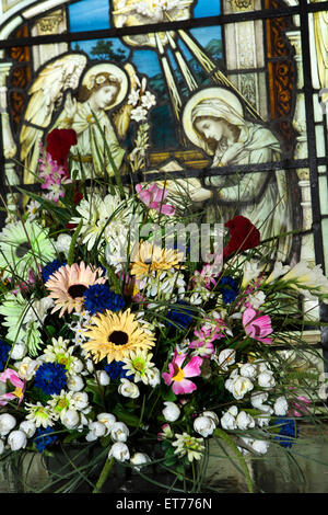 Royaume-uni, Angleterre, Derbyshire, Buxton, St Anne's Church, arrangement de fleurs sur la fenêtre en utilisant la soie Fleurs artificielles Banque D'Images