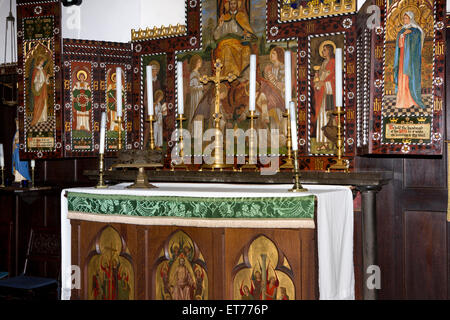 Royaume-uni, Angleterre, Derbyshire, Buxton, St Anne's Church, peint décorative autel et reredoa Banque D'Images