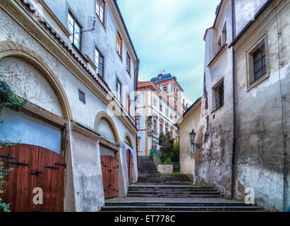 Les rues et les bâtiments de Mala Strana à Prague Banque D'Images