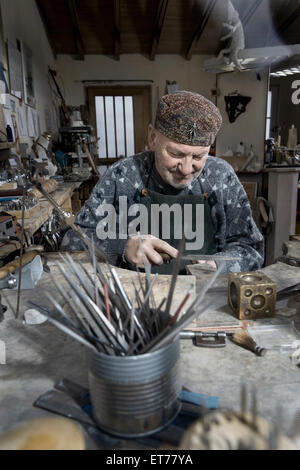 Senior male goldsmith metalworking en atelier, Bavière, Allemagne Banque D'Images