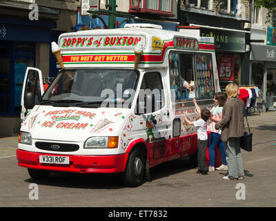 Royaume-uni, Angleterre, Derbyshire, Buxton, Spring Gardens, Zoppis de Buxton, Italian Ice Cream Van desservant les enfants Banque D'Images