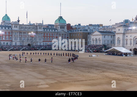 Horse Guards Parade, Londres, Royaume-Uni. 11 Juin, 2015. L'invité d'honneur est Son Altesse Royale la duchesse de Cornouailles à la sonnerie de la retraite de la Division des ménages Waterloo 200 qui a lieu sur une chaude soirée d'été et dispose d'un encore de reconstitution de la bataille de Waterloo, commémorant le 200e anniversaire. Pipe Band du Scots Guards Regimental Association effectue tôt dans la soirée. Credit : Malcolm Park editorial/Alamy Live News Banque D'Images