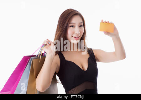 Young woman holding shopping bags, une carte de crédit avec sourire, Banque D'Images