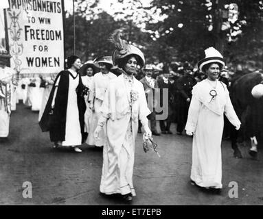 Dame Pethick-Lawrence (droite) et Mme Pankhurst mener une manifestation des suffragettes, Sylvain Pankhurst (en noir et blanc) suit derrière sa mère. Vers 1910. Banque D'Images