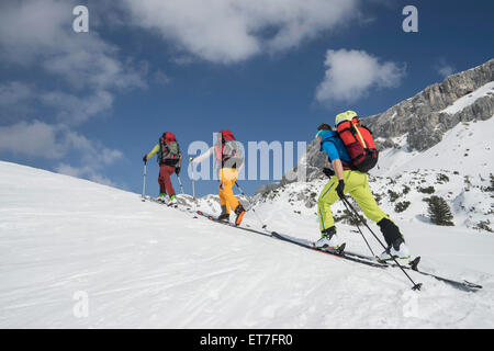 Ski alpinisme escalade sur la montagne enneigée, Tyrol, Autriche Banque D'Images