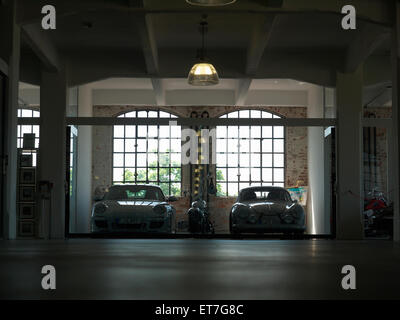 Porsche 911, Porsche 356 et une Harley Davidson dans un parking garage loft Banque D'Images