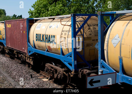 Dichlorure de Paraquat Bulkhaul réservoir ferroviaire sur un train intermodal, Warwickshire, UK Banque D'Images