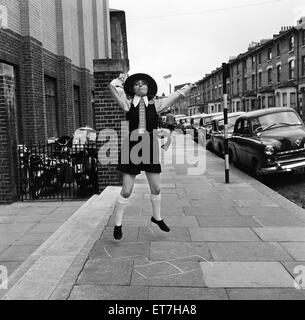 Prunella Scales, l'actrice âgée de 29 ans, habillé en écolière coquine, 20 août 1962. Banque D'Images