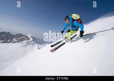 Jeune homme, ski, Tyrol, Autriche Rofan Banque D'Images