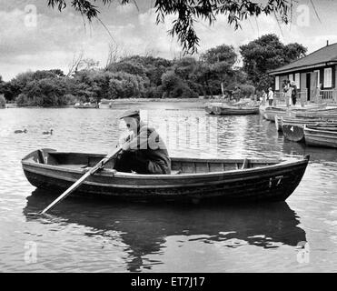 Prendre un repos bien mérité après une saison chargée est Redcar lac de plaisance bord Joe Lloyd, âgé de 64 ans, Locke Park, Redcar, 11 septembre 1972. Banque D'Images