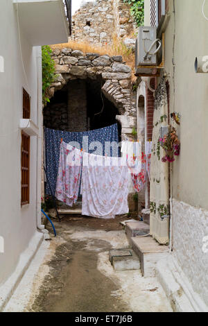 La pendaison de blanchisserie à sec dans une petite ruelle dans le village de Pyrgi, à l'île de Chios, Grèce Banque D'Images