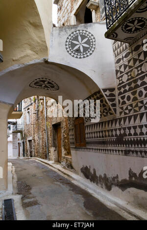 Petite allée dans le village de Pyrgi, sur l'île de Chios, Grèce Banque D'Images