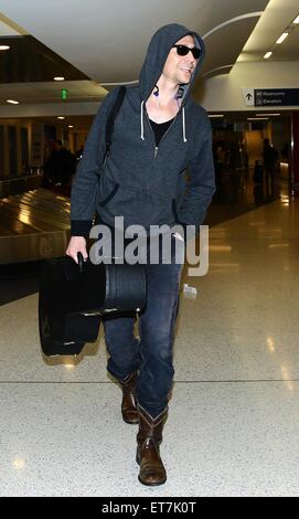 Tom Hiddleston arrive sur un vol vers l'Aéroport International de Los Angeles (LAX) portant un hoodie, Ray-Ban lunettes de soleil et bottes de cow-boy avec : Tom Hiddleston Où : Los Angeles, California, United States Quand : 18 Déc 2014 Crédit : WENN.com Banque D'Images