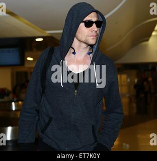 Tom Hiddleston arrive sur un vol vers l'Aéroport International de Los Angeles (LAX) portant un hoodie, Ray-Ban lunettes de soleil et bottes de cow-boy avec : Tom Hiddleston Où : Los Angeles, California, United States Quand : 18 Déc 2014 Crédit : WENN.com Banque D'Images