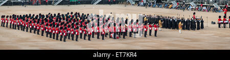 Horse Guards Parade, Londres, Royaume-Uni. 11 Juin, 2015. La Division des ménages de battre en retraite Waterloo 200 qui a lieu sur une chaude soirée d'été et dispose d'une comédie musicale et des reconstitution de la bataille de Waterloo, commémorant le 200e anniversaire. Les corps de troupes de 5 régiments de protège-pieds accompagner la Royal Choral Society chanteurs sur la place d'armes en cette photo panoramique. Credit : Malcolm Park editorial/Alamy Live News Banque D'Images