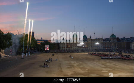 Horse Guards Parade, Londres, Royaume-Uni. 11 Juin, 2015. Finale de la Division des ménages de battre en retraite Waterloo 200 au crépuscule sur une chaude soirée d'commémorant le 200e anniversaire de la célèbre bataille, avec une salle bondée de la place en regardant le feu d'artifice au coucher du soleil. Credit : Malcolm Park editorial/Alamy Live News Banque D'Images