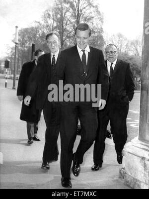 Tony Benn, était un homme politique qui a été membre du Parlement (MP) pour 50 ans, est décédé le 14 mars 2014. Sur la photo, le poste maître-général M. Anthony Wedgewood Benn lors d'une visite à Cardiff, arrivant à l'Hôtel de Ville, suivi par Mr E E Neal, Di Banque D'Images