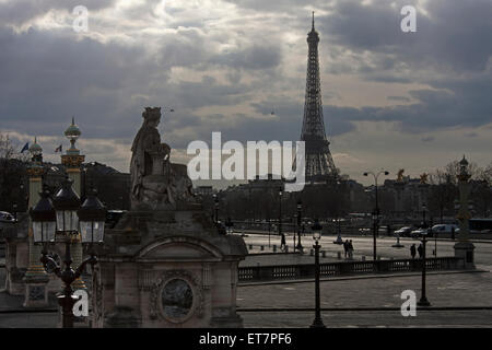 La Tour Eiffel contre ciel nuageux, Paris, France Banque D'Images