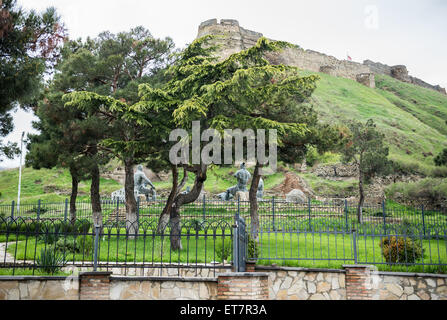 Monument situé en face de la colline avec citadelle médiévale appelée Gori Fortress à Gori, ville Goergia Banque D'Images