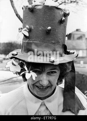 Betty Wyatt portant bonnet de Pâques, le 20 avril 1976. Banque D'Images
