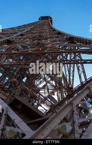 Directement au-dessous de la photo de la Tour Eiffel contre le ciel bleu, Paris, France Banque D'Images