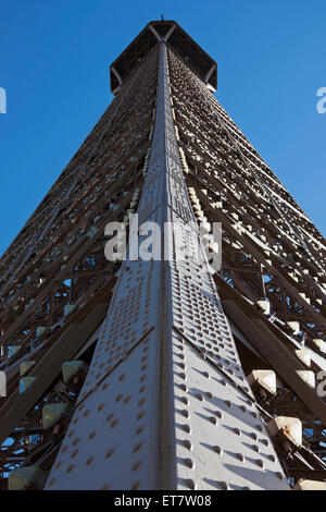 Directement au-dessous de la photo de la Tour Eiffel contre le ciel bleu, Paris, France Banque D'Images