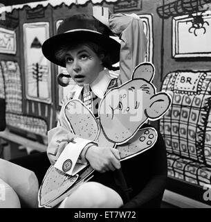 Prunella Scales, l'actrice âgée de 29 ans, habillé en écolière coquine, 20 août 1962. Banque D'Images