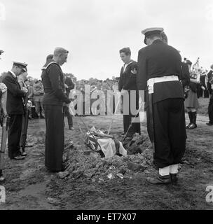 Fusil Lee-Enfield no 4, enterré avec tous les honneurs militaires à Bisley, Surrey, Angleterre, par une forte partie de 26 officiers et hommes de la Marine royale, le jeudi 7 juillet 1966. Sur la photo, 'corps' est abaissé jusqu'à son dernier lieu de repos près de la position de tir à 300 mètres Banque D'Images