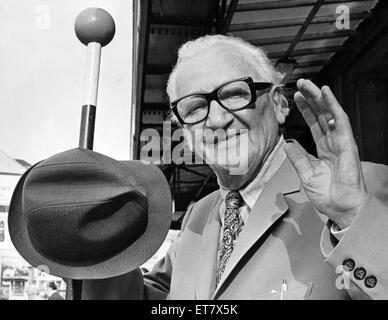 M. Nicolai Poliakoff OBE arrivant à Cardiff pour 15 jours de travail. Il est le créateur de Coco le Clown, et est à Cardiff à l'enseigner aux enfants le Code de la route. 19 juin 1973. Banque D'Images