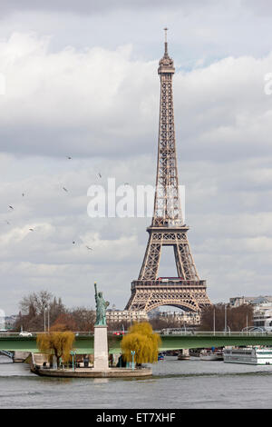 Réplique de la Statue de la liberté près de Pont Grenelle avec la Tour Eiffel en arrière-plan, Paris, France Banque D'Images