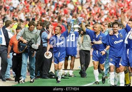 Finale de la FA Cup, Chelsea v Middlesbrough. Chelsea a gagné 2-0. Sur la photo, Dennis Wise et Gianluca Vialli, tenant la tasse. Le stade de Wembley, le 17 mai 1997. Banque D'Images