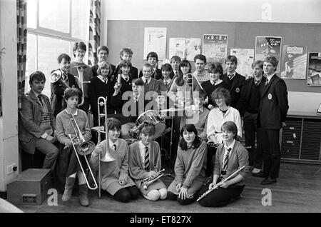 Mme Sunderland Schoolsfest : King James School Wind Band. Christopher Parnell à la batterie tient la bourse et responsable de la musique Monsieur Jim Morgan est sur la gauche . Le 02 avril 1985. Banque D'Images