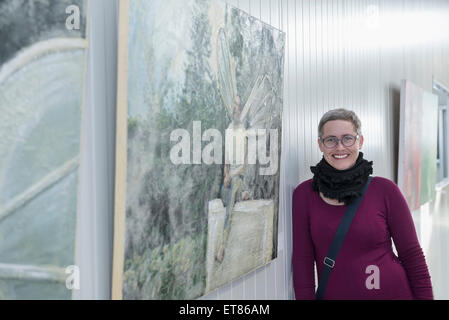 Visiteur s'appuyant sur un mur dans une galerie d'art, Bavière, Allemagne Banque D'Images