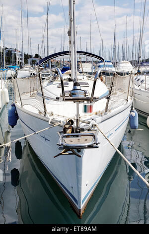 Voilier ancré au port, vue avant Banque D'Images