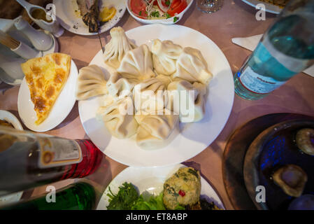 Khinkali boulettes et Imeretian khachapuri pain garni de fromage - cuisine traditionnelle en Géorgie Banque D'Images