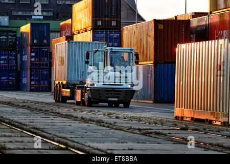 Berlin, Allemagne, electric-truck Terminal à conteneurs dans le port de l'Ouest Banque D'Images