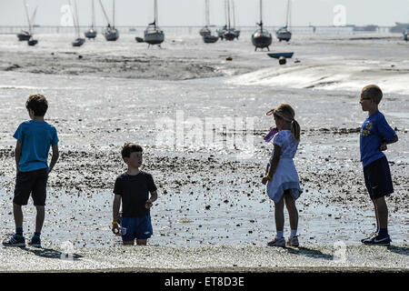 Enfants jouant sur l'estran à Leigh on Sea dans l'Essex. Banque D'Images
