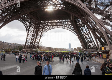 Les touristes à la Tour Eiffel, Paris, France Banque D'Images