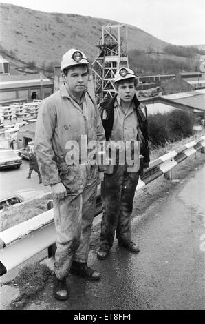 Les mineurs de charbon Phillip Jenkins (à gauche) et Chris Lee vu ici à l'Taff Merthyr Colliery, Galles du Sud. 23 Mars 1983 Banque D'Images